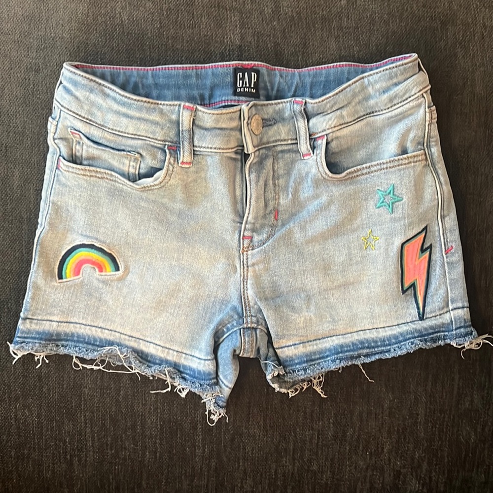 Super cute denim Gap shorts with patches